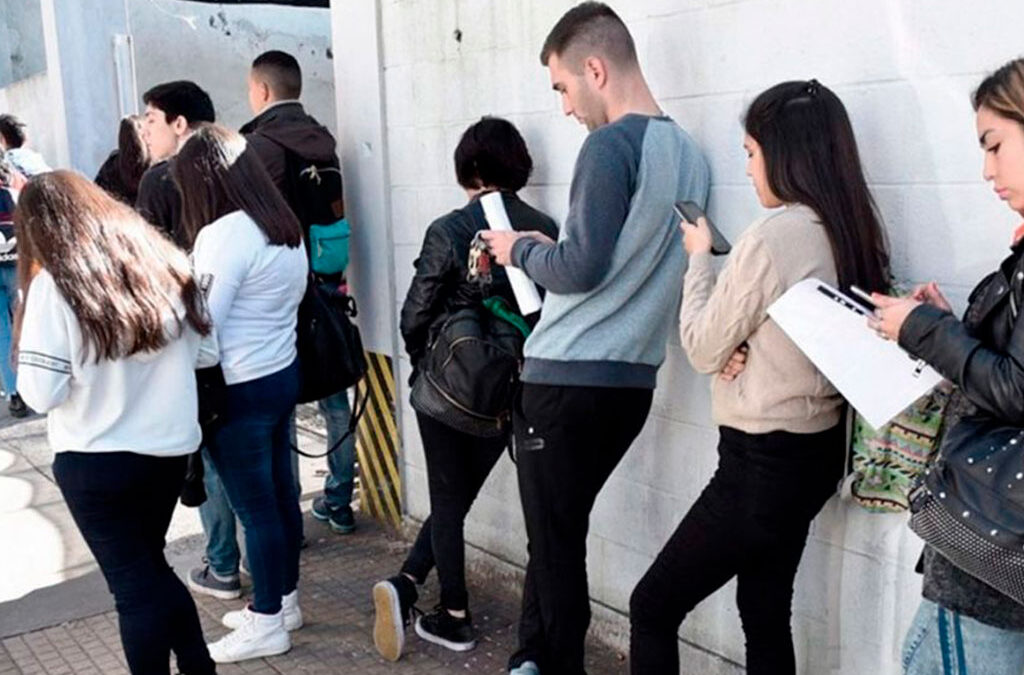 Poco empleo, bajos salarios y más desigualdad: un duro informe desmiente el relato M