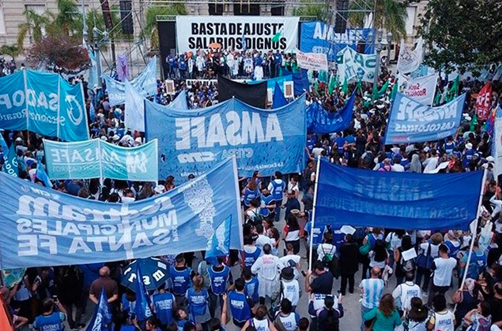 Santa Fe: Los gremios docentes esperan la convocatoria a paritarias prevista para enero y vislumbran una tensa discusión por el techo impuesto desde Nación