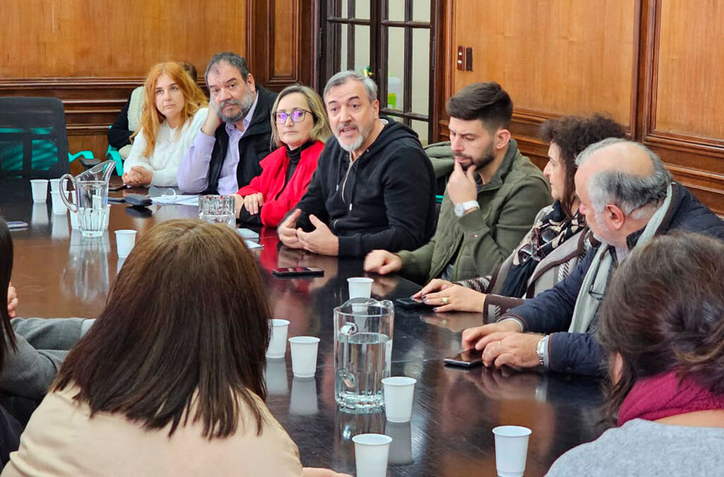 Tras los despidos en Salud, el Gobierno reabre la paritaria estatal con un techo del 1%