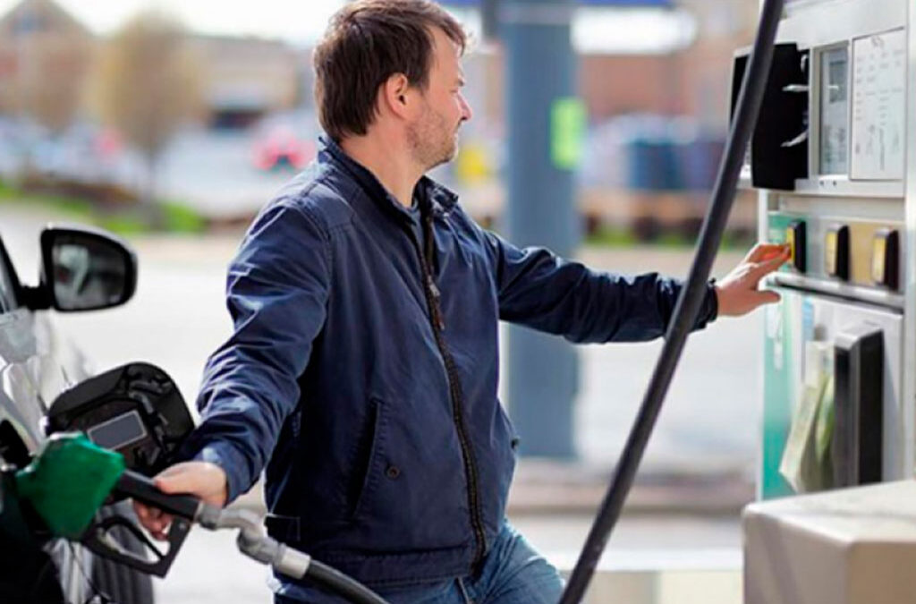 El Gobierno autoriza el autoservicio de combustible y crece la preocupación por la posible caída del empleo en las estaciones de servicio