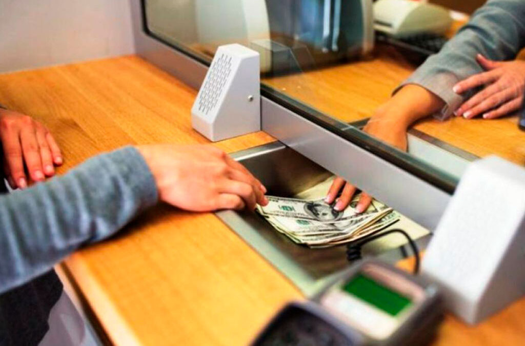 Bancarios ajustan sus salarios en febrero y calientan motores para las próximas negociaciones