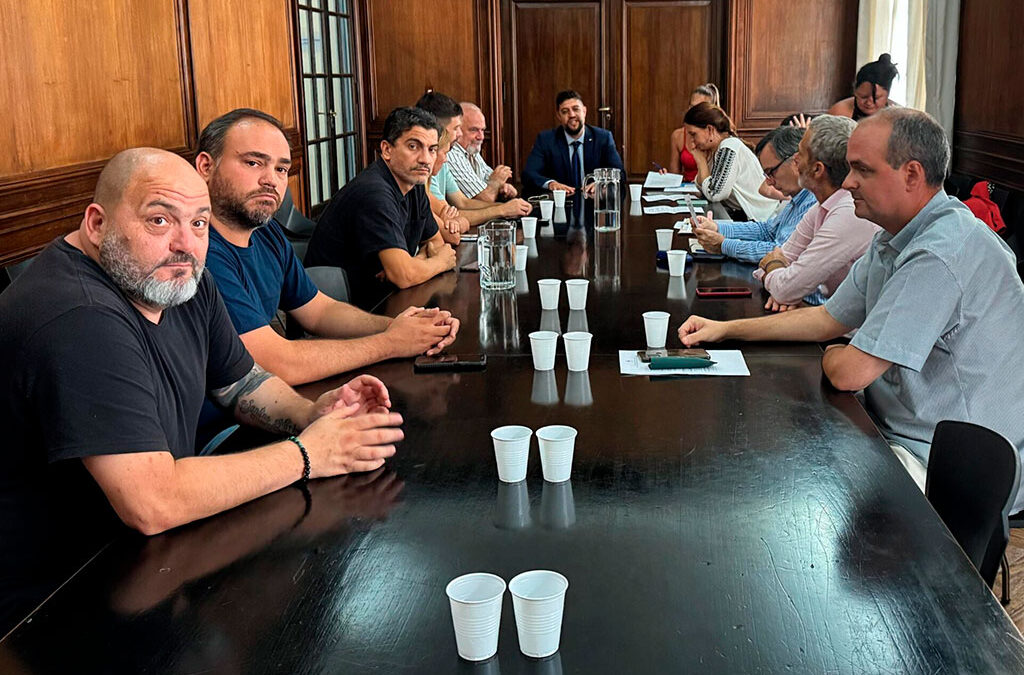 El Gobierno otorga un aumento a estatales con aval de UPCN y ATE se declara en estado de alerta
