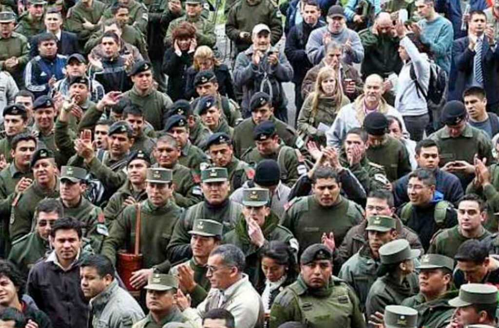 Gendarmes protestarán por bajos salarios y traslados forzados, de acuerdo a un informe interno de la policía