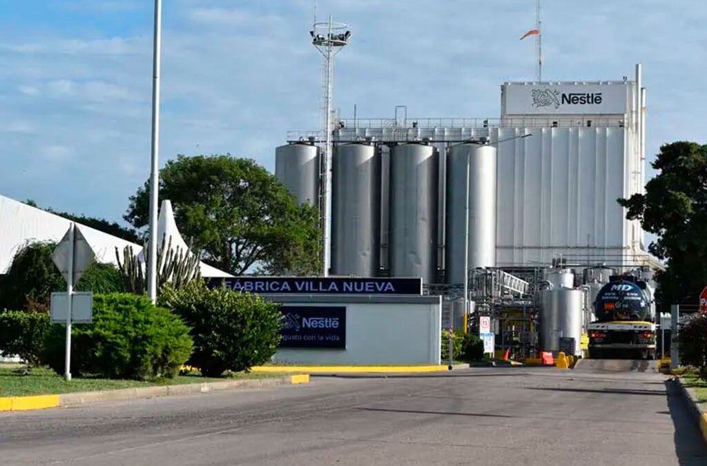 Nestlé confirmó que paraliza una planta en Córdoba por sobrestock y desde el gremio alertaron que la crisis llegó a la alimentación: «Imaginate el resto de los rubros»