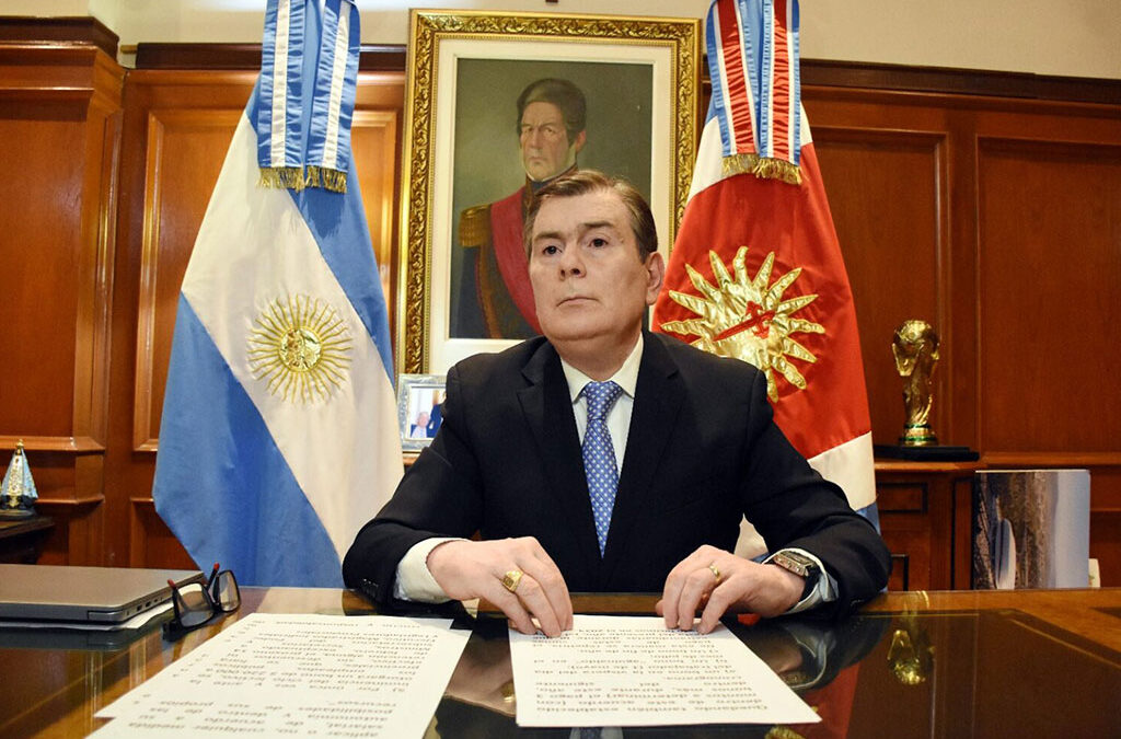 Santiago del Estero rompe el molde y anuncia un aumento del 100% al salario básico de los estatales