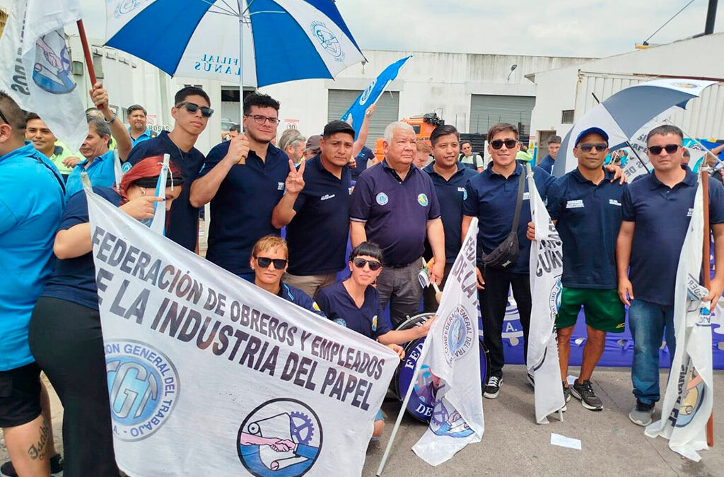 Papeleros logran aumentos salariales y un bono de $350.000 tras el plan de lucha en fábricas