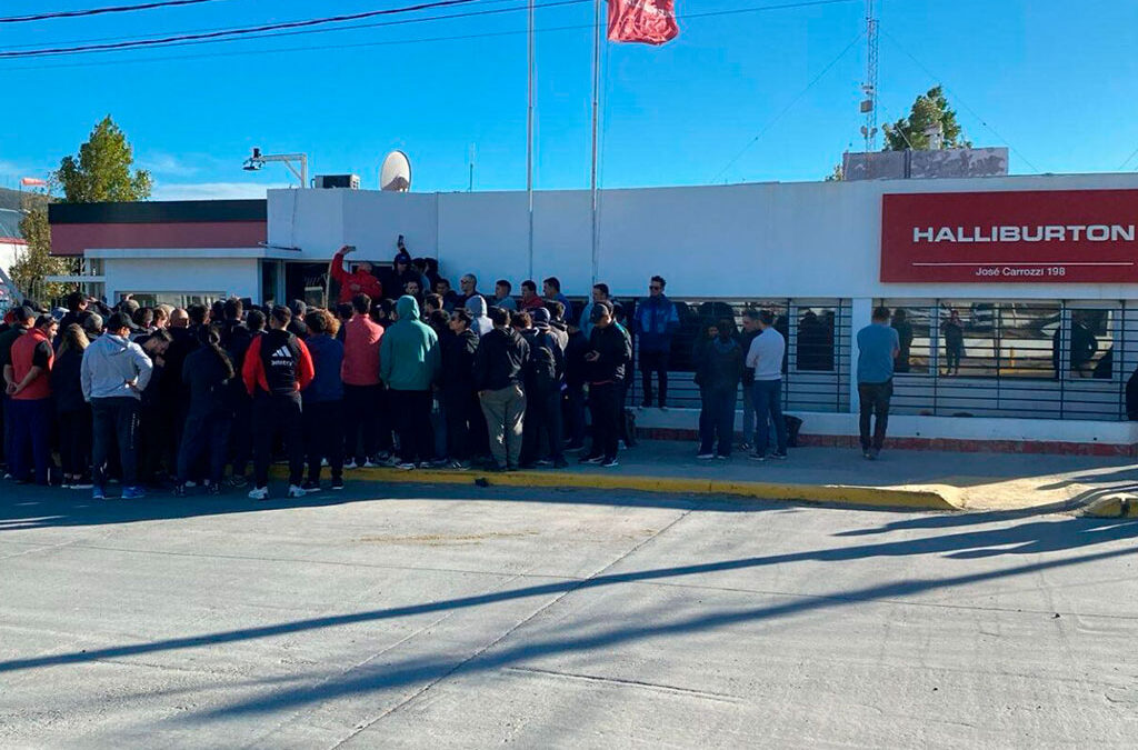 Despidos en Halliburton: Petroleros de Chubut advierten con un paro si no hay acuerdo por los puestos de trabajo