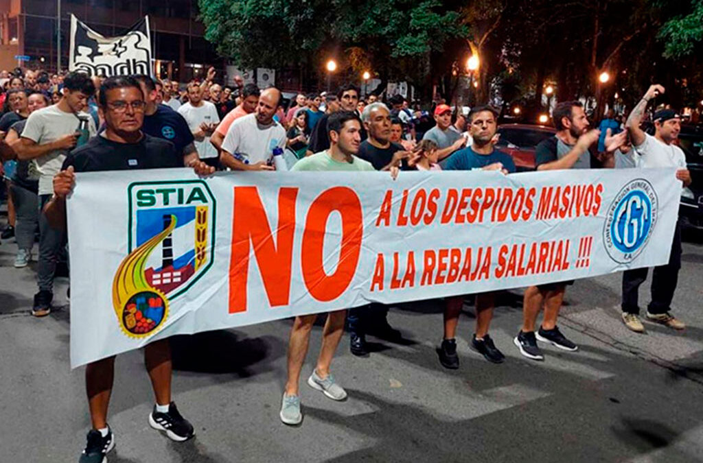Trabajadores de Granja Tres Arroyos marcharon contra el posible despido de 1.000 operarios