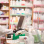 Trabajadores de farmacias cierran un aumento salarial y los básicos quedarán en $900.000