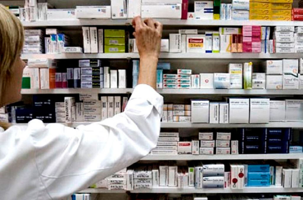 La COFA, 1 de las 4 cámaras de la actividad, busca esquivar el acuerdo paritario y se abre un conflicto con los Farmacéuticos y Bioquímicos
