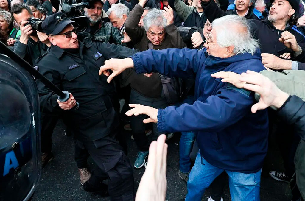 Gremios convocan a una conferencia para denunciar la represión del Gobierno a jubilados y a la prensa