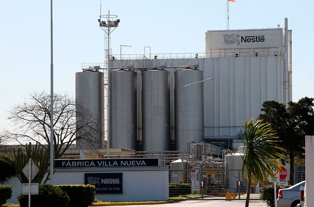 Ola de despidos en la alimentación: Nestlé desafectó trabajadores en plena madrugada