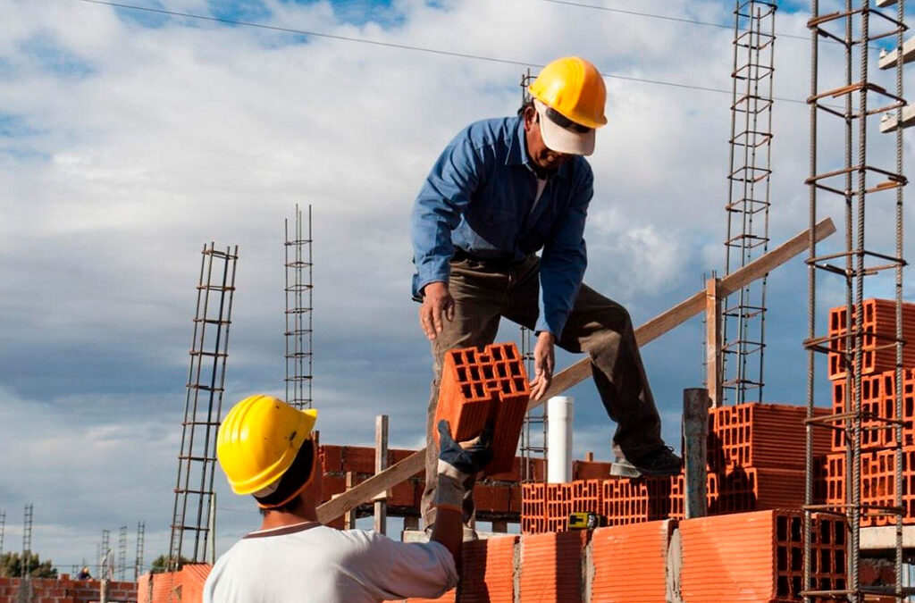 Cae el empleo registrado y se reduce la cantidad de empleadores que aportan a ART