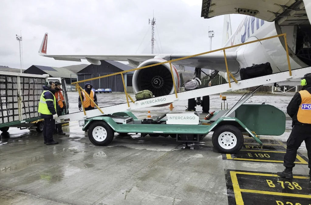 El Gobierno autorizó la privatización total de Intercargo y reactiva un frente de conflicto con los aeronáuticos