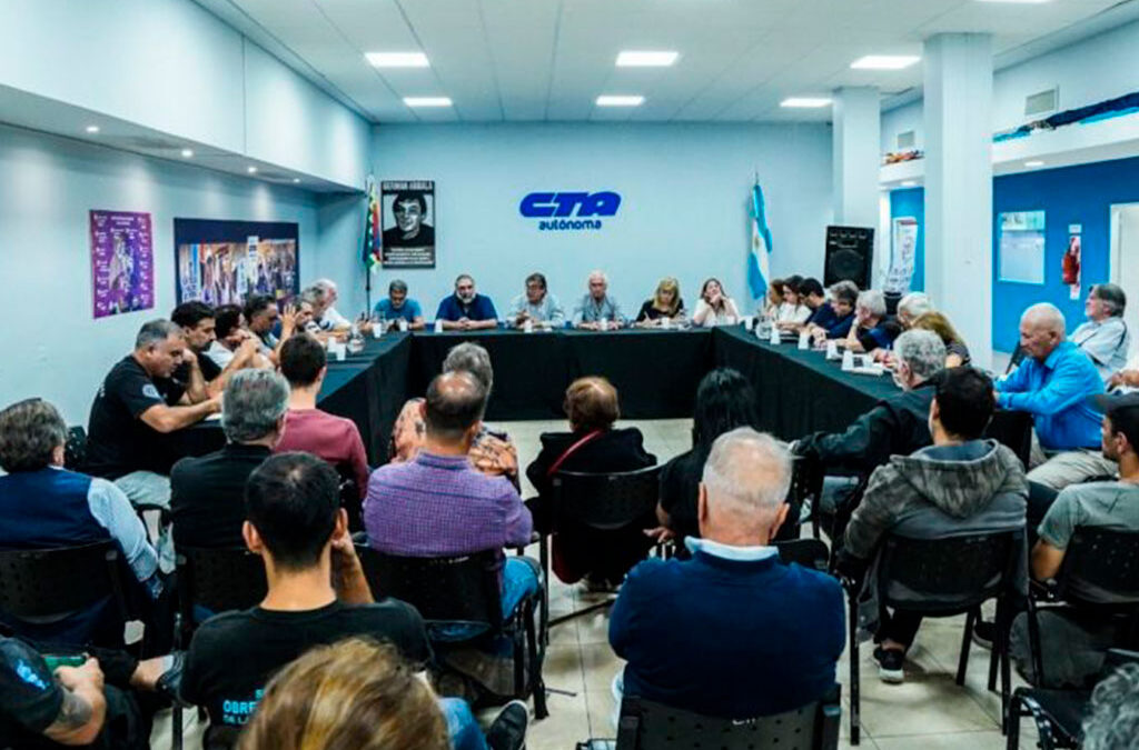 Las CTA y otras organizaciones abrieron el paraguas y le entregaron una carta al FMI y a las Naciones Unidas avisando que un acuerdo con Milei por DNU podría no pagarse en el futuro