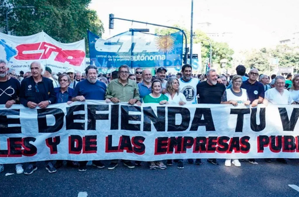 Masiva movilización de las dos CTA para apoyar a los jubilados y contra el nuevo endeudamiento de Milei con el FMI