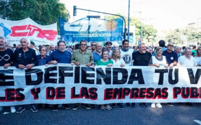 Masiva movilización de las dos CTA para apoyar a los jubilados y contra el nuevo endeudamiento de Milei con el FMI
