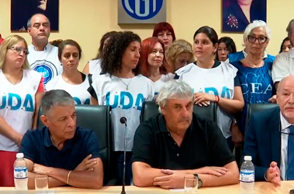 Gremios docentes de la CGT apuntaron al gobierno por el aumento «unilateral» del salario mínimo y se declaran en alerta