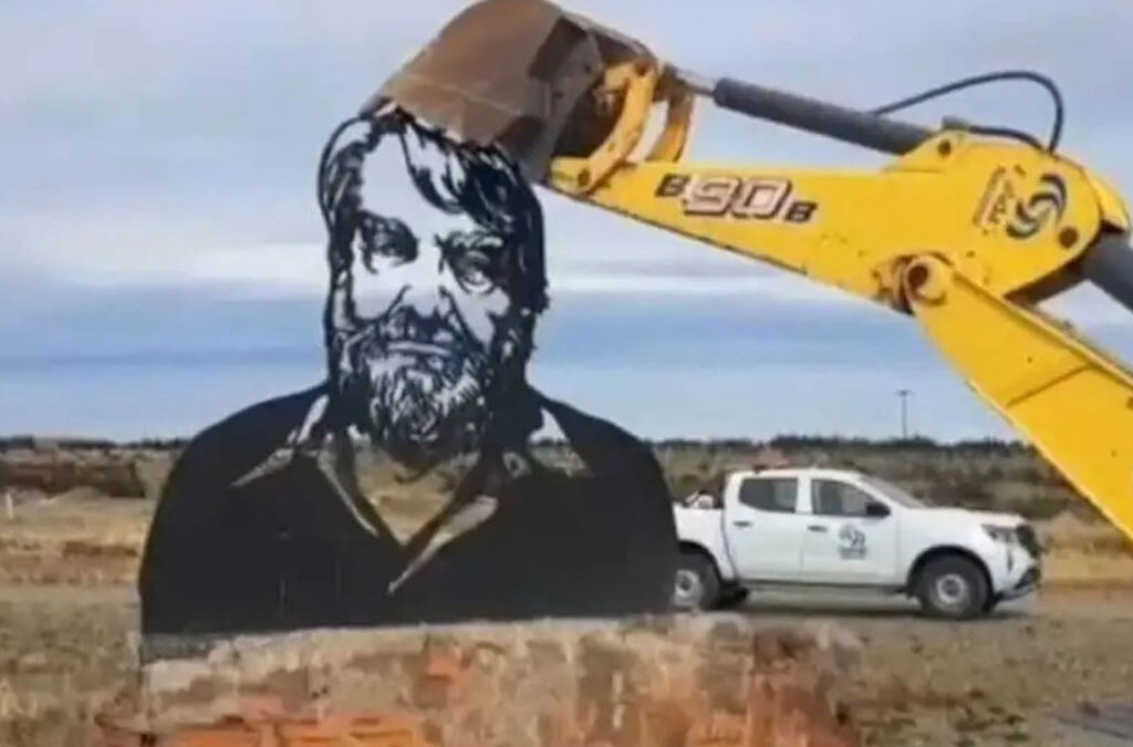El sindicato de trabajadores de Vialidad nacional pidió perdón por destruir el monumento a Osvaldo Bayer