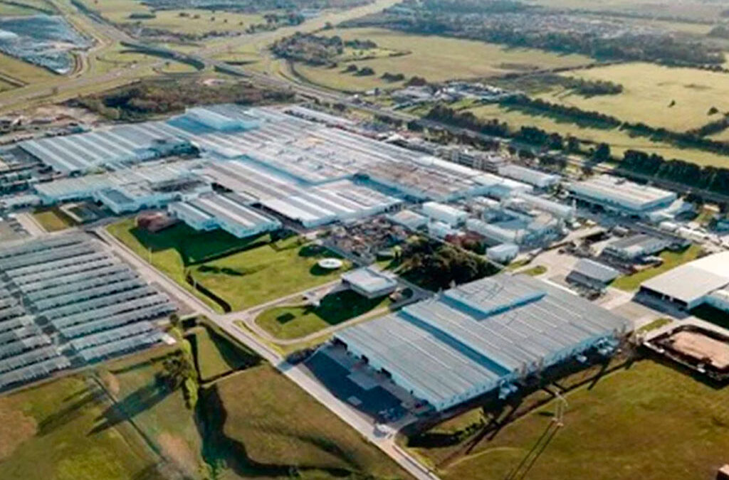 Automotrices en crisis: más despidos en la planta de Toyota y suspensiones en General Motors