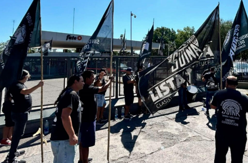Fate: tras nuevos despidos, el SUTNA paralizó la fábrica y amenaza con tomar medidas en todo el país