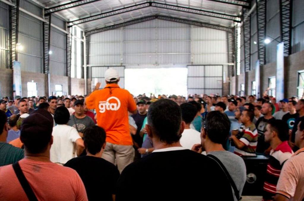 Trabajadores de Granja Tres Arroyos denuncian la «farsa de la crisis»: explotación, recorte salarial y despidos