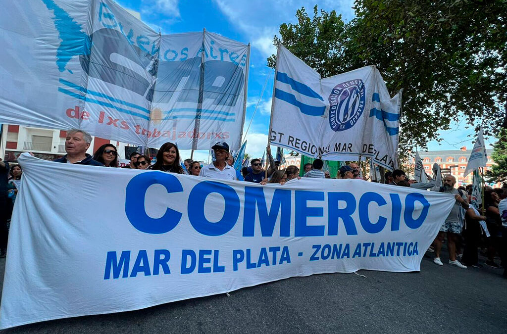 Mercantiles marplatenses se suman al paro general y marchan por los jubilados
