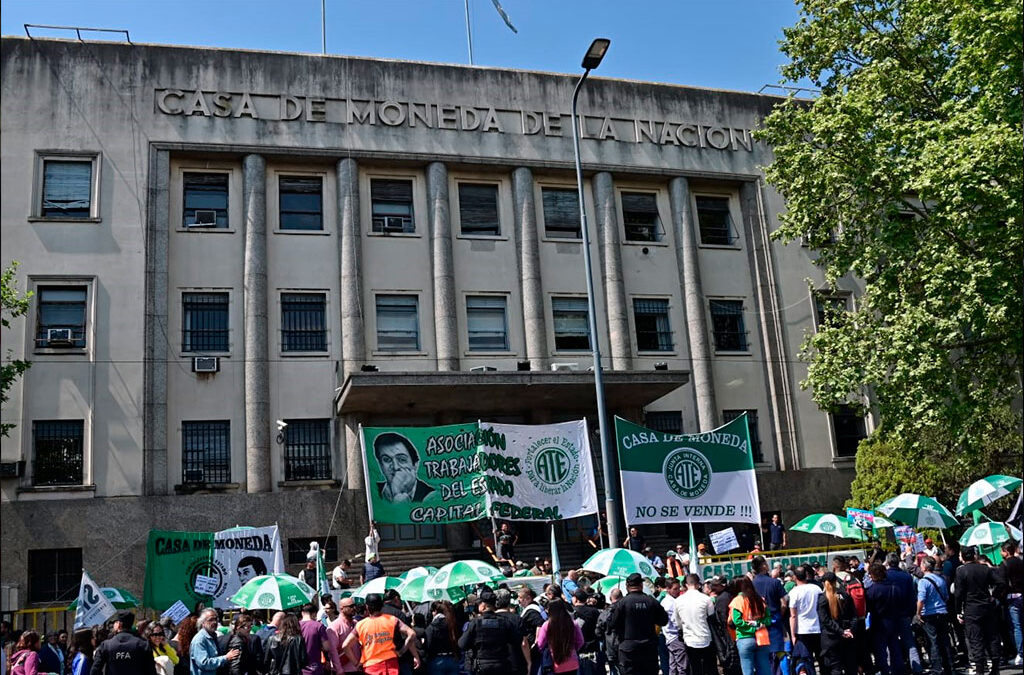 Trabajadores de Casa de Moneda realizaron una radio abierta para denunciar vaciamiento y exclusión del organismo: «Detrás de la supuesta ineficiencia estatal se esconden intereses»