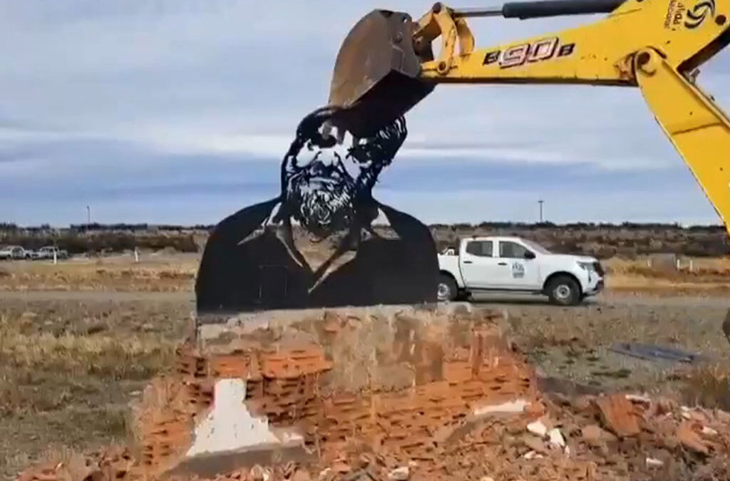 Tras la destrucción del monumento a Osvaldo Bayer, el Sindicato de Viales celebra la salida de las autoridades de Vialidad en Santa Cruz
