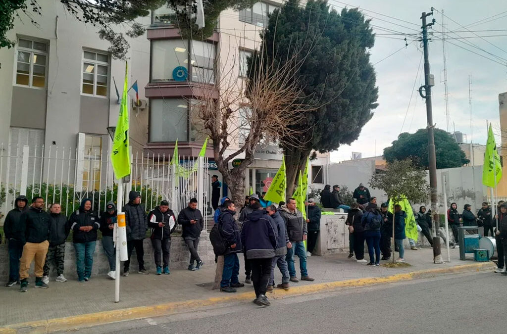 La UOCRA se movilizó afuera del municipio y advirtió que la falta de obra pública podría aumentar los despidos