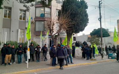 La UOCRA se movilizó afuera del municipio y advirtió que la falta de obra pública podría aumentar los despidos