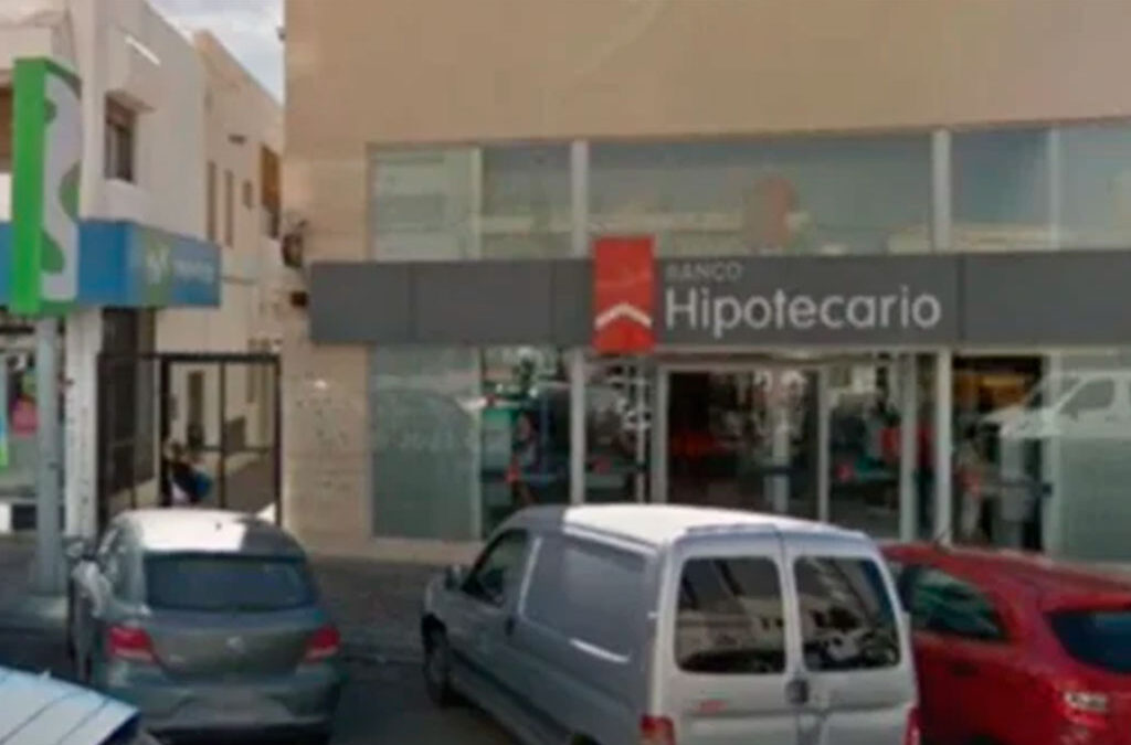 La Bancaria realiza una medida de protesta en una sucursal de Comodoro por el despido de una empleada