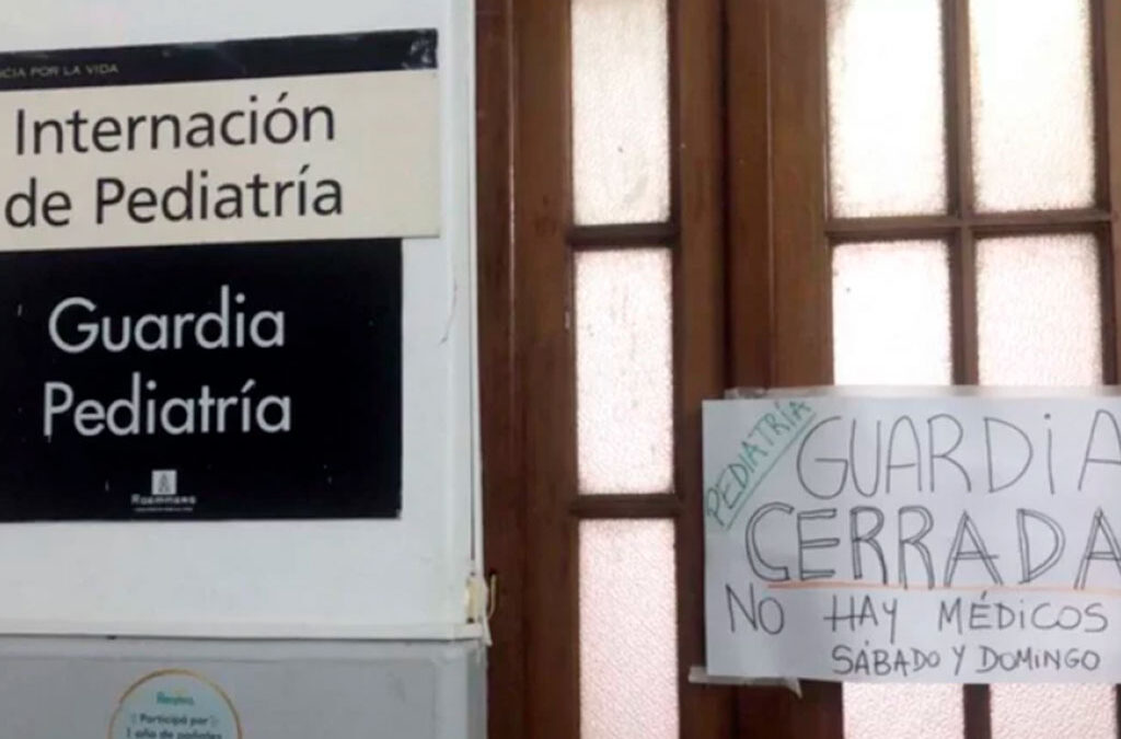 Alertan que los bajos salarios y las malas condiciones laborales “desgranan” al sector público de la salud