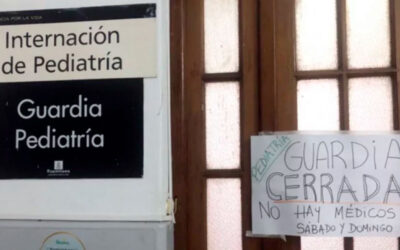 Alertan que los bajos salarios y las malas condiciones laborales “desgranan” al sector público de la salud