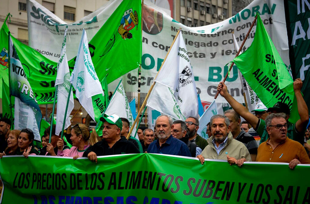 Gremios de la alimentación salen a las calles por el estancamiento de la paritaria avícola