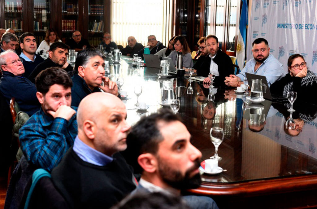 Gremios estatales aceptaron el aumento del 10% en dos tramos que ofreció Kicillof