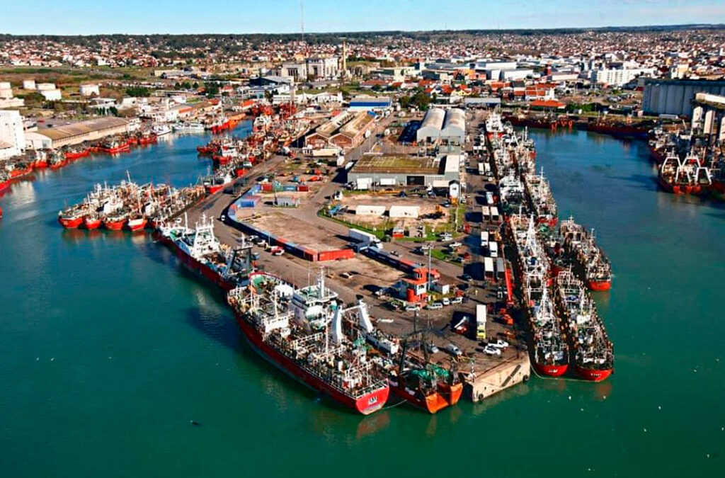Cámaras pesqueras reclaman una drástica baja salarial de los marineros del sector congelador