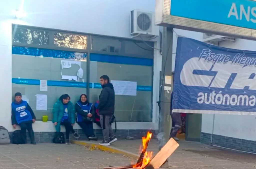 Denuncian despidos irregulares y precarización de trabajadores de limpieza en una sede de ANSES en la Patagonia