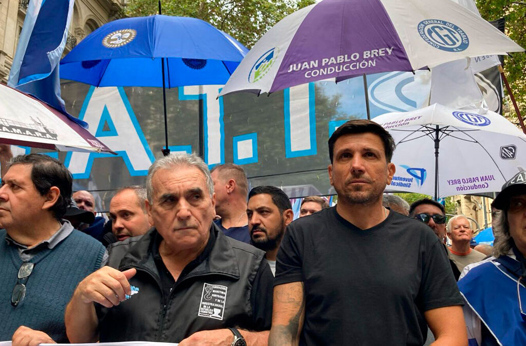 Gremios del transporte se reúnen en la CGT para definir un plan de acción contra los decretos de Milei