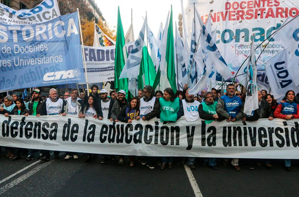 Para detener la motosierra del Ejecutivo, los rectores presentaron el proyecto para fijar por ley el financiamiento a las universidades