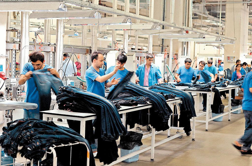 Textiles declararon Estado de Alerta y Movilización y denunciaron que los empresarios del sector «se disfrazan de libertarios para pagar sueldos de hambre por mandato del Gobierno»