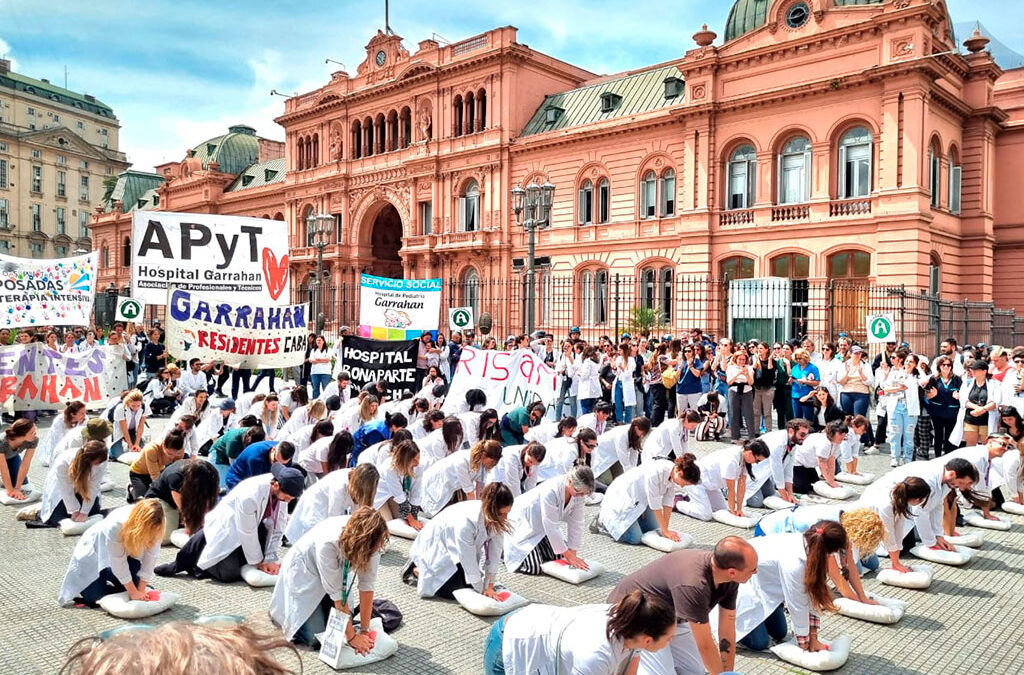El Gobierno acelera: despide a 110 trabajadores del Hospital Posadas y avisa que le va a descontar el día a los profesionales del Garrahan por la protesta de hoy