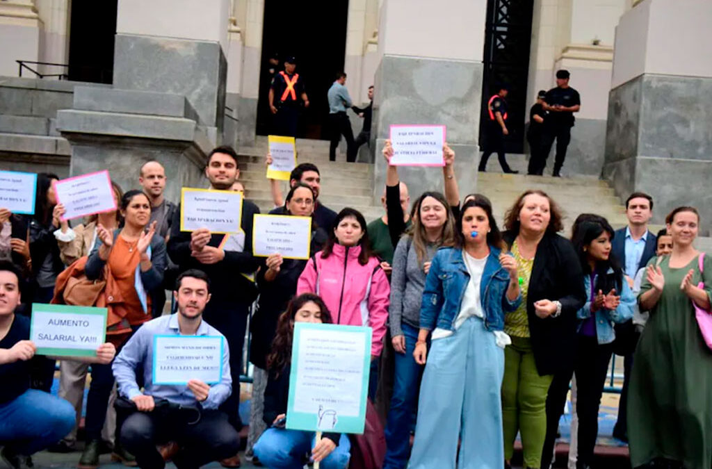 Llaryora abrió una puerta para la equiparación salarial con los federales