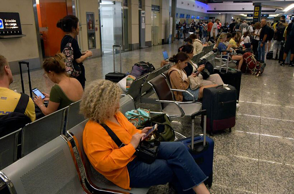 Suspendieron el paro de aviones previsto de este jueves, pero el conflicto continúa
