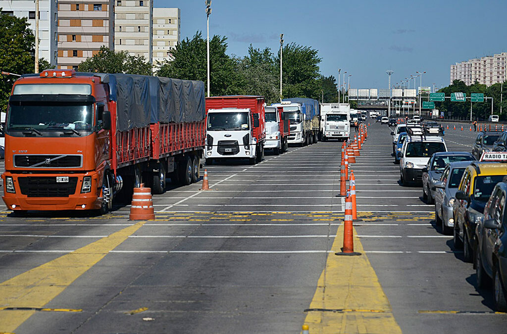 El Sindicato de Camioneros ajustó su reclamo paritario al techo que impuso el Gobierno y cerró un 1% mensual hasta agosto
