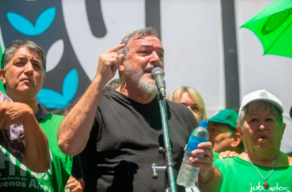 ATE estalla contra Adorni por anuncio de eliminación del Día del Estatal: «¡En Argentina no existen los emperadores!»