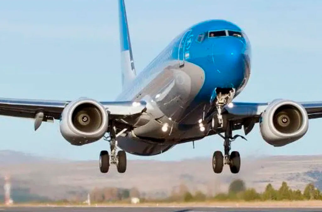 Aeronavegantes respaldan vuelo humanitario de Aerolíneas y critican a quienes pedían su cierre