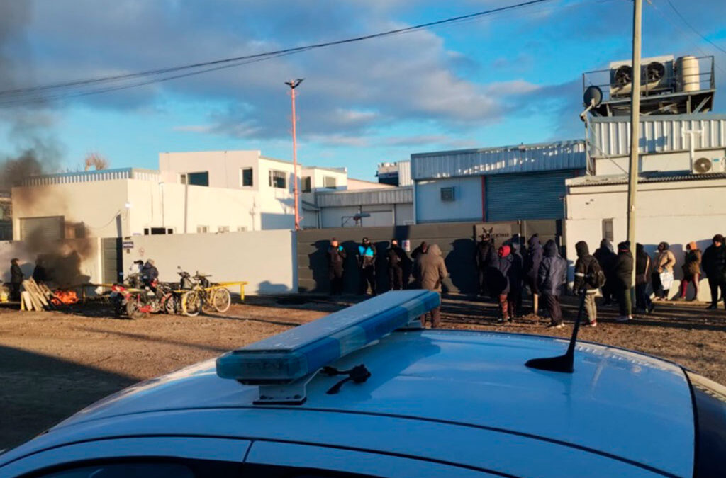 Conflicto en la pesquera Achernar: la empresa denuncia bloqueo sindical «por dar trabajo» pero el Sindicato de Alimentación acusa precarización laboral