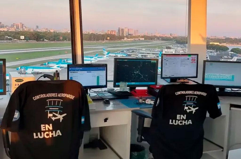 Los controladores aéreos lanzaron un cronograma de paros por reclamo salarial y amenazan con jaquear los vuelos en las vacaciones de invierno