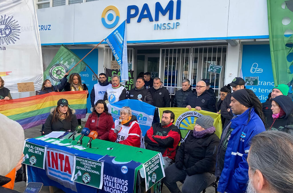ATE le plantó una manifestación a Jairo Guzmán en el PAMI por despidos y cierre de organismos nacionales. Desde adentro, una mala imitación de Milei, los repudió